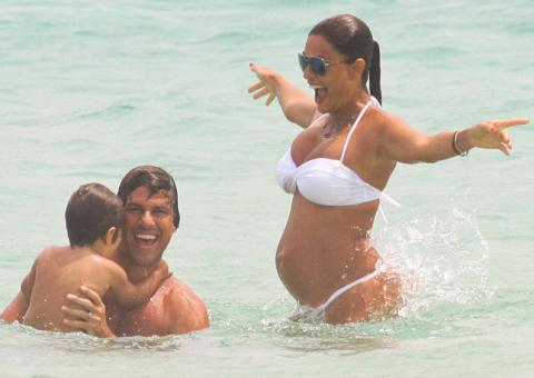 Com o barrigão, Juliana Paes curte praia com marido e filho 